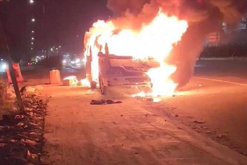 Bình Dương: Xe ôtô bốc cháy dữ đội khi đang lưu thông