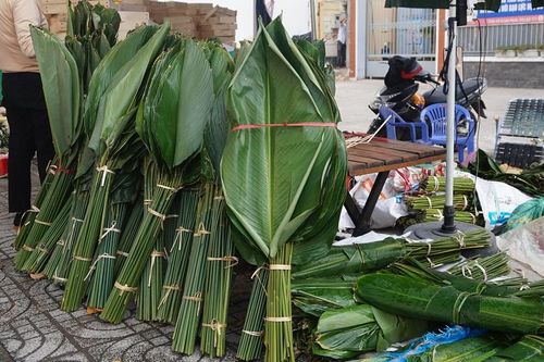 Dịch COVID-19 trở lại, chợ lá dong lớn nhất TPHCM rơi cảnh thưa vắng