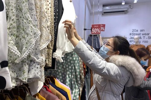 Quần áo xả hàng tràn vỉa hè, hàng dài người xếp hàng chờ thanh toán