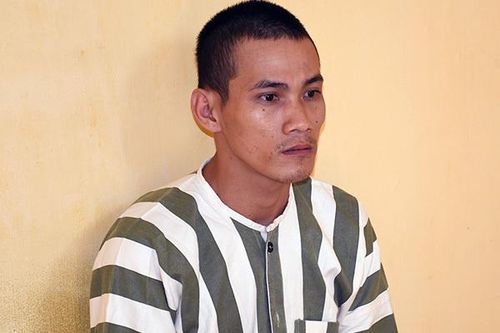 Bị dừng xe kiểm tra, thanh niên cầm ná bắn công an