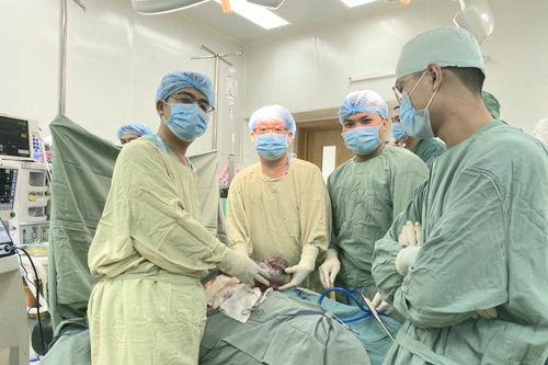 Phẫu thuật thành công bệnh nhân có khối u buồng trứng xoắn