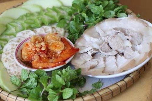 Nên luộc thịt bằng nước nóng hay nước lạnh?