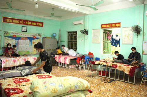 Hình ảnh hơn 60 'chiến binh nhí' bên trong khu cách ly tại Hải Dương