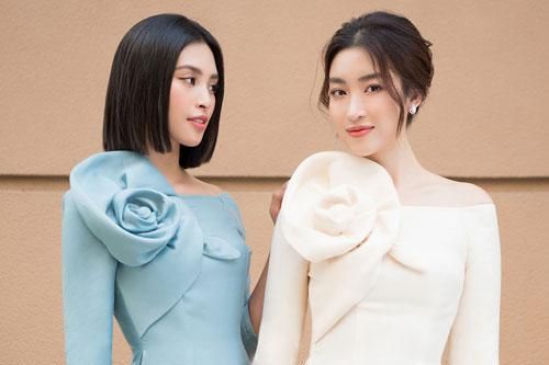 Tiểu Vy, Đỗ Mỹ Linh đọ nhan sắc ngày càng 'thăng hạng' khi diện áo dài Tết trên phố