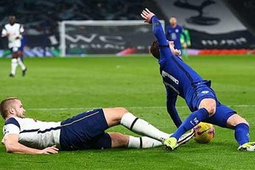 Fan Tottenham thi nhau chỉ trích tội đồ khiến đội nhà để thua Chelsea
