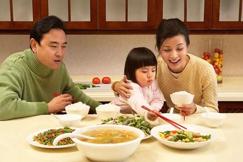 Thói quen quá phổ biến dễ khiến bữa cơm thành nguồn lây bệnh nguy hiểm