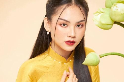 Người đẹp Nhân ái Huỳnh Nguyễn Mai Phương mặc áo dài chụp ảnh bên hoa sen đẹp như tranh