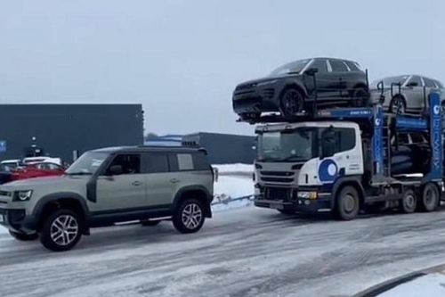 Land Rover Defender thể hiện sức kéo kinh ngạc trên đường băng tuyết