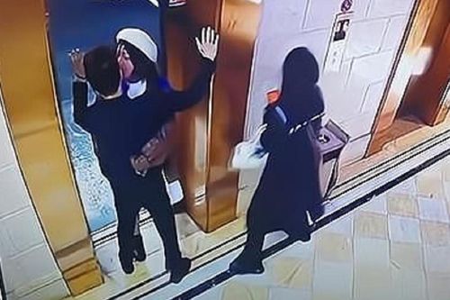Anh chàng độc thân bị gái lạ cưỡng hôn khi chờ thang máy, diễn biến sau đó khiến CĐM 'xỉu lên xỉu xuống'