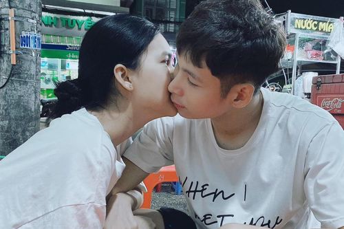 Đăng ảnh hôn Ngọc Trinh ngoài đường, 'nam thần' bóng đá làm thơ xin được yêu trọn đời