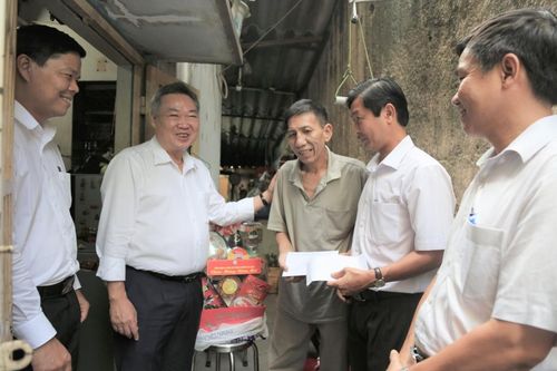 EVNHCMC chăm lo người lao động khó khăn