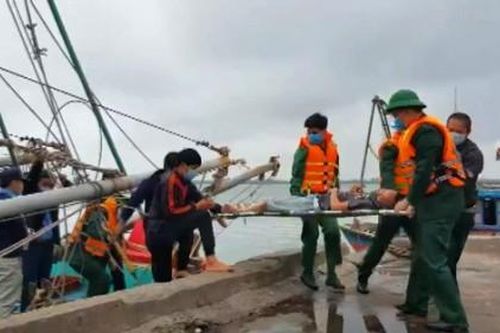 Hà Tĩnh: Kịp thời cứu sống 8 thuyền viên trên tàu bị bốc cháy