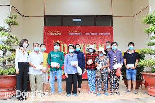Báo Đồng Nai tặng 220 phần quà cho các hộ nghèo, hoàn cảnh khó khăn