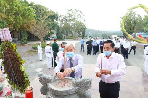Bí thư Tỉnh ủy viếng Di tích Căn cứ Trung ương Cục miền Nam