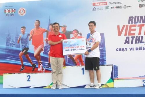 Thương hiệu nước uống thể thao 100PLUS trao tặng 100 triệu đồng cho Quỹ Vì điền kinh Việt Nam