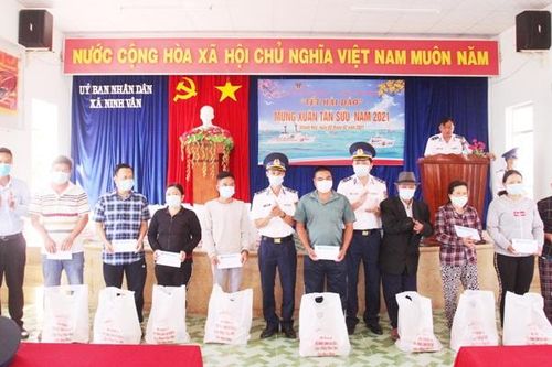 Hải đoàn Cảnh sát biển 32 tặng quà Tết cho gia đình chính sách, hộ ngư dân nghèo