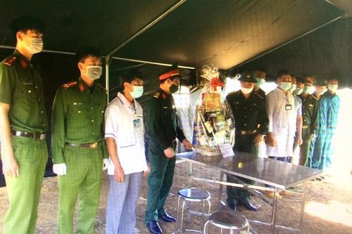 Đại tá Nguyễn Bình Sơn kiểm tra khu vực cách ly tập trung phòng chống dịch Covid-19 tại TP Bảo Lộc
