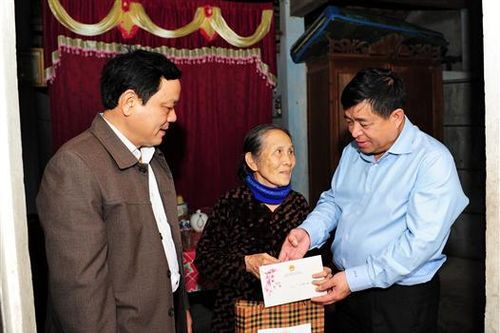 Bộ trưởng Bộ Kế hoạch và Đầu tư Nguyễn Chí Dũng thăm, tặng quà và chúc tết các gia đình chính sách tại huyện Hải Lăng