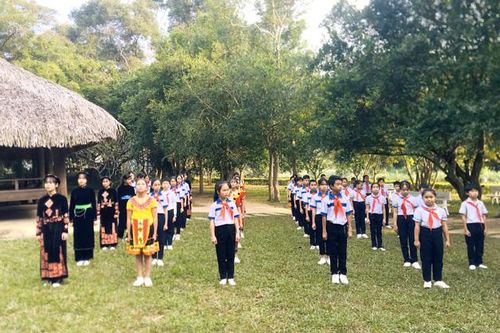 Thiếu nhi các dân tộc hát Quốc ca tại địa chỉ đỏ
