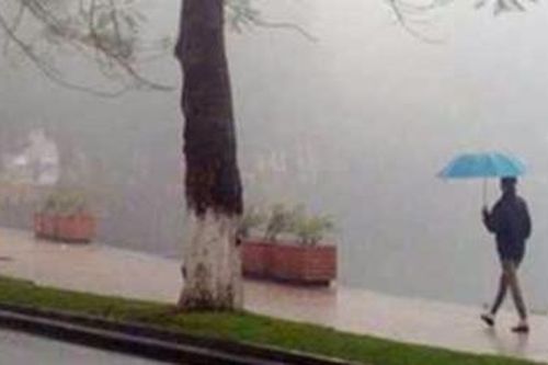 Hà Nội sáng có mưa, trưa chiều hửng nắng