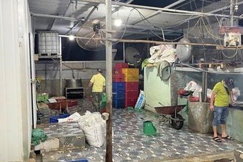 Phát hiện 1,5 tấn thịt gà bốc mùi tại một cơ sở sơ chế