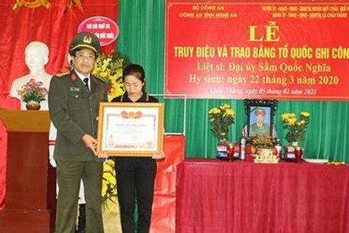 Trao bằng Tổ quốc ghi công Đại úy Sầm Quốc Nghĩa