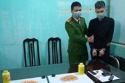 Mang súng K54 cùng hơn 2.000 viên thuốc lắc giấu trong lọ vitamin C