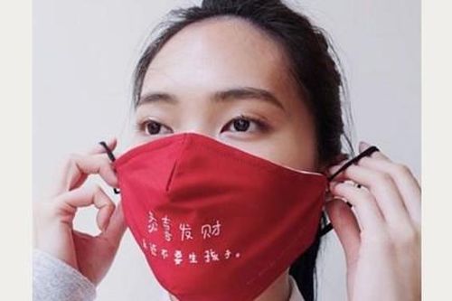 Hãng thời trang Singapore tung khẩu trang 'chưa muốn kết hôn' dịp Tết