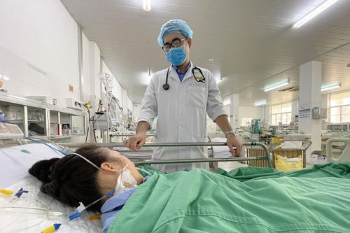 Thiếu nữ 16 tuổi suýt mất mạng sau khi bị ong đốt vào chân
