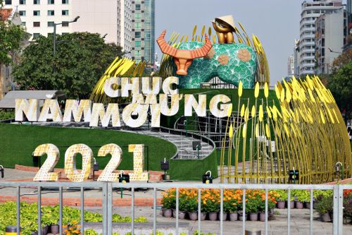 Công nhân gấp rút hoàn thiện những hạng mục cuối cùng của đường hoa Nguyễn Huệ