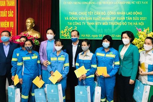Trao quà, động viên người lao động và nữ công nhân môi trường Hà Nội