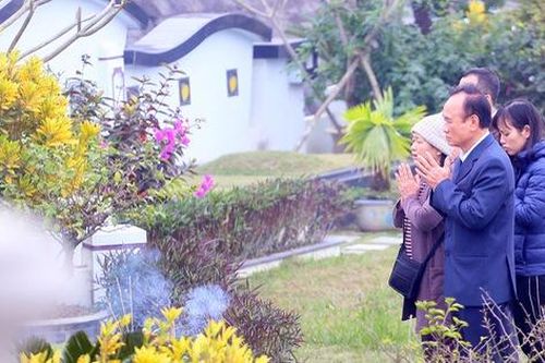 Người dân nô nức tảo mộ, mời tổ tiên về đón Tết cùng con cháu sớm