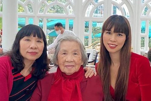 Bà nội là tổng biên tập nổi tiếng của siêu mẫu Hà Anh