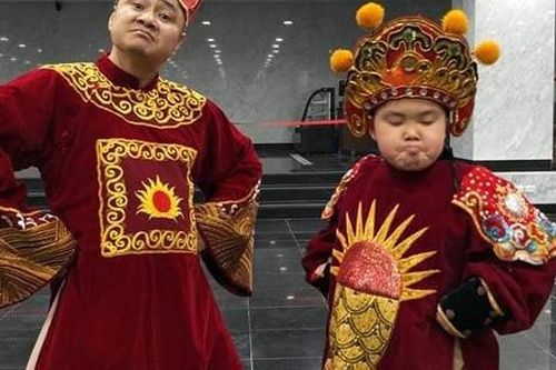 'Nam Tào' Xuân Bắc khoe cậu con trai gây sốt Táo quân với câu nói 'cầm tờ A4 đời đời ấm no'