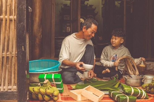 Ấm lòng trước mâm cơm ngày Tết cổ truyền miền Bắc của 'Lão nông triệu view'