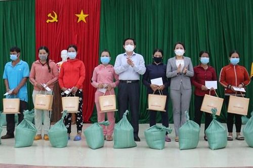 Bình Định:Lãnh đạo tỉnh trao quà cho các hộ nghèo miền núi