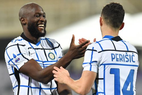 Inter Milan chiếm ngôi đầu Serie A