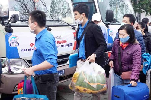 Chuyến xe miễn phí đưa hàng trăm bệnh nhân nghèo về quê ăn Tết