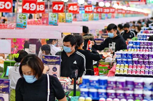 Chen chúc mua sắm trong ngày thứ bảy cuối cùng của năm