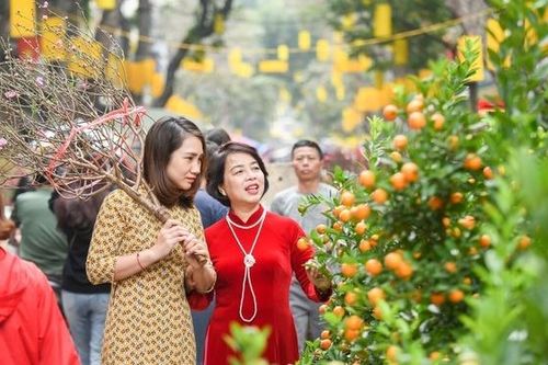 Chuyện biếu quà Tết tặng nội ngoại của gia đình trẻ