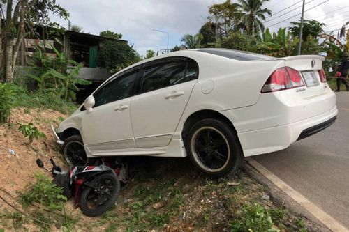 Bị ám sát giữa đường, tài xế Thái đâm xe vào hung thủ