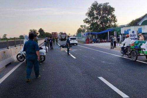 Tai nạn giao thông mới nhất hôm nay 6/2: Xe máy va chạm xe đầu kéo, nữ công nhân tử vong thương tâm