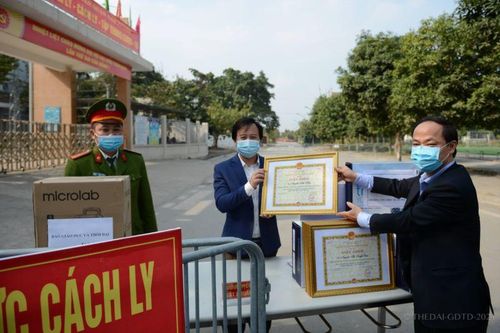 Sở GD&ĐT Hà Nội tặng giấy khen cán bộ, giáo viên, nhân viên trường Tiểu học Xuân Phương