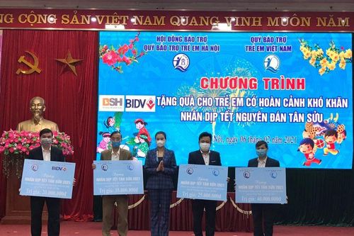 Hà Nội tặng quà Tết Nguyên đán Tân Sửu cho 182 trẻ em có hoàn cảnh khó khăn