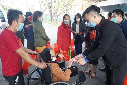 'Chuyến xe yêu thương' đưa bệnh nhân có hoàn cảnh khó khăn về quê ăn Tết