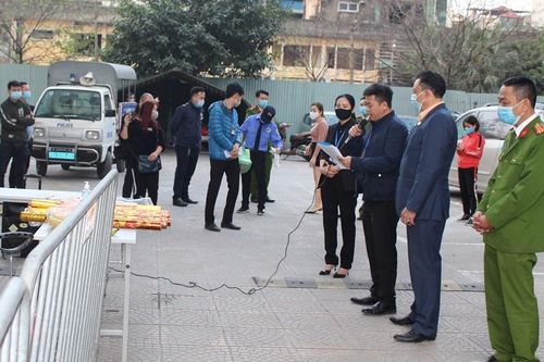 Quận Hai Bà Trưng: Cư dân tòa NO3 chung cư số 25 Lạc Trung (phường Vĩnh Tuy) vui mừng được dỡ bỏ cách ly