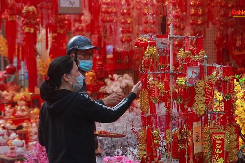 Phố Hàng Mã 'khoác áo mới' rực rỡ ngày cận Tết