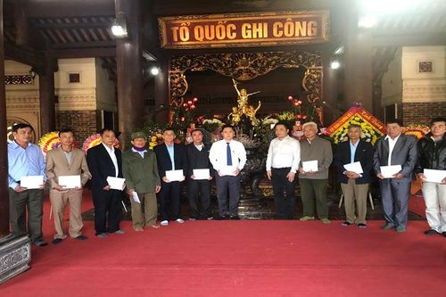 Báo Nhân Dân tặng quà Tết gia đình chính sách, hộ nghèo ở Nghệ An và Hà Tĩnh
