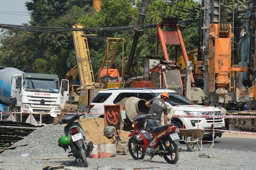 'Lô cốt' vẫn ngổn ngang