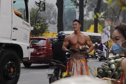 Xuất hiện 'Mai An Tiêm' cực phẩm bán dưa hấu giữa giữa Sài Gòn